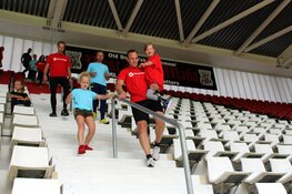 Traplopers AZ-stadion halen bijna 80.000 euro op voor Spieren voor Spieren. XYTO Media-redacteur loopt mee: "Pittig zwaar"