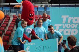Traplopers AZ-stadion halen bijna 80.000 euro op voor Spieren voor Spieren. XYTO Media-redacteur loopt mee: "Pittig zwaar"
