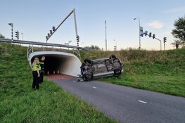 Automobilist vergist zich met busbaan en rijdt talud af