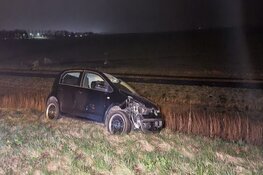Automobilist sukkelt weg en rijdt verkeersbord uit de grond op N244