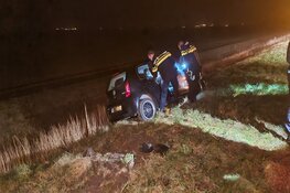 Automobilist sukkelt weg en rijdt verkeersbord uit de grond op N244