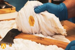 Hoe je een bijl met olie onderhoud