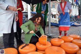 Kaasmarktseizoen 2023 geopend door multitalent Karsu