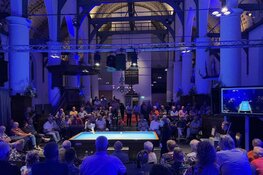 Blomdahl en Van Etten vermaken de supporters