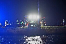 Auto botst tegen boom in Zuidschermer