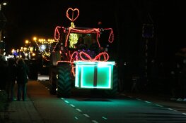 Kleurrijk lint van verlichte tractoren tijdens Beemsters Lichtjestour