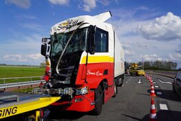 Kopstaartbotsing tussen vrachtwagens in Stompetoren