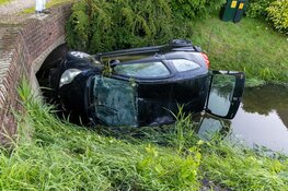 Auto te water in slootje in Heerhugowaard