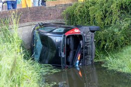 Auto te water in slootje in Heerhugowaard