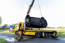 Auto te water in slootje in Heerhugowaard