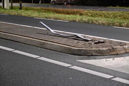 Bestelbus tegen dwangpijl gereden op N244 in Zuidschermer
