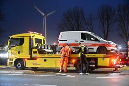 Bestelbus tegen dwangpijl gereden op N244 in Zuidschermer