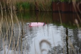 Auto belandt in Noordervaart na ongeval op N243