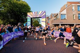 Alkmaar danst op hardloopschoenen door de binnenstad tijdens Alkmaar City Run by night