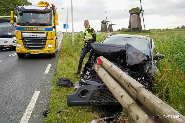 Automobilist botst tegen vangrail na verkeersconflict op N243