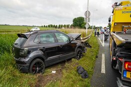 Automobilist botst tegen vangrail na verkeersconflict op N243