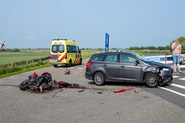 Motorrijder naar het ziekenhuis na botsing met auto in Schermerhorn