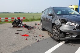 Motorrijder naar het ziekenhuis na botsing met auto in Schermerhorn