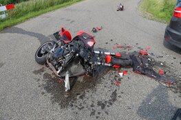 Motorrijder naar het ziekenhuis na botsing met auto in Schermerhorn