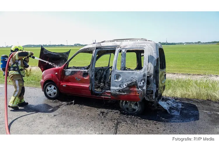 Busje vliegt in brand in Stompetoren: vrouw in rolstoel en hond gered