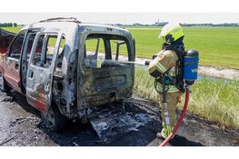 Busje vliegt in brand in Stompetoren: vrouw in rolstoel en hond gered