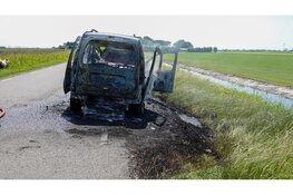 Busje vliegt in brand in Stompetoren: vrouw in rolstoel en hond gered