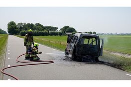 Busje vliegt in brand in Stompetoren: vrouw in rolstoel en hond gered