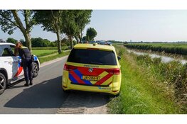 Auto moet uitwijken en belandt in Beemsterringvaart
