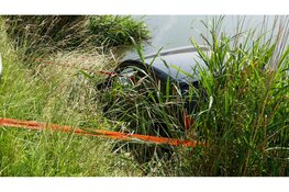 Auto moet uitwijken en belandt in Beemsterringvaart