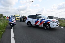 Auto op zijn kant bij eenzijdig ongeval N242