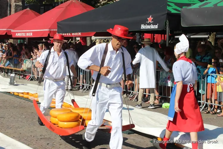 Hans Petit van Odensehuis de Mare luidt bel laatste kaasmarkt 2025
