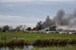 Zwarte rookwolken bij grote brand op vakantiepark in West-Graftdijk