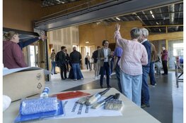 De “sleutel” van het vernieuwde dorpshuis De Hoeksteen in Stompetoren is overgedragen