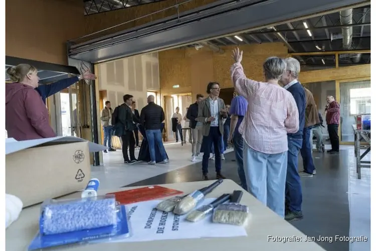 De “sleutel” van het vernieuwde dorpshuis De Hoeksteen in Stompetoren is overgedragen