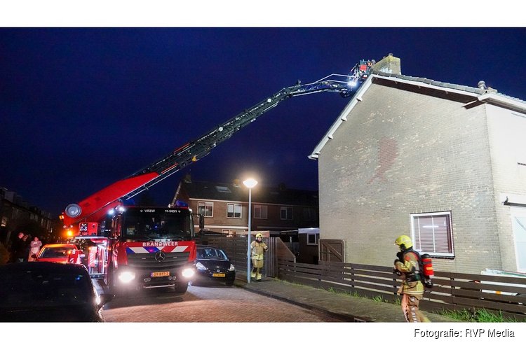 Brand op zolder van woning De Rijp, rook uit het dak