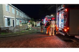 Brand op zolder van woning De Rijp, rook uit het dak