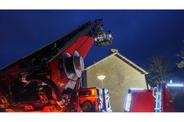 Brand op zolder van woning De Rijp, rook uit het dak