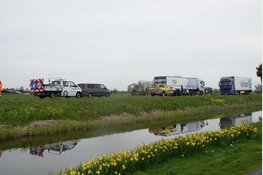 N244 deels afgesloten nadat dieseltank van vrachtwagen lek raakt