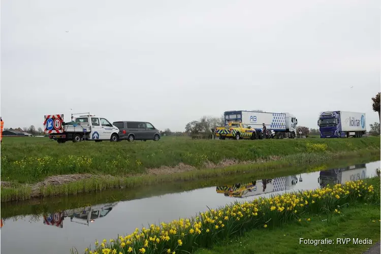 N244 deels afgesloten nadat dieseltank van vrachtwagen lek raakt