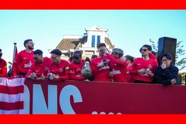 Uitzinnige menigte op de been bij huldiging van bekerwinnaar AZ