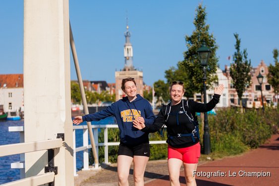 Samen op pad: Le Champion en Bever lanceren ‘Gouden Wandelmaatje’ tijdens nieuwe Vierde van de 4 in Alkmaar