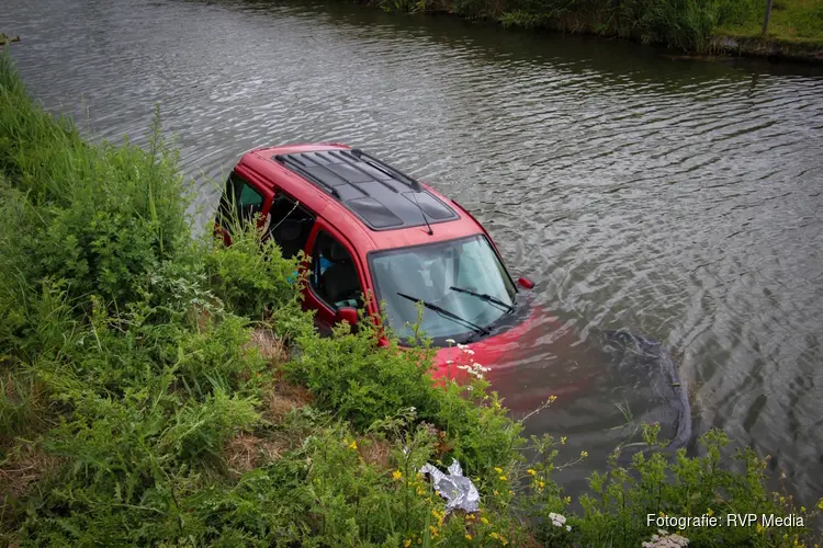 Voertuig te water langs N243 Stompetoren