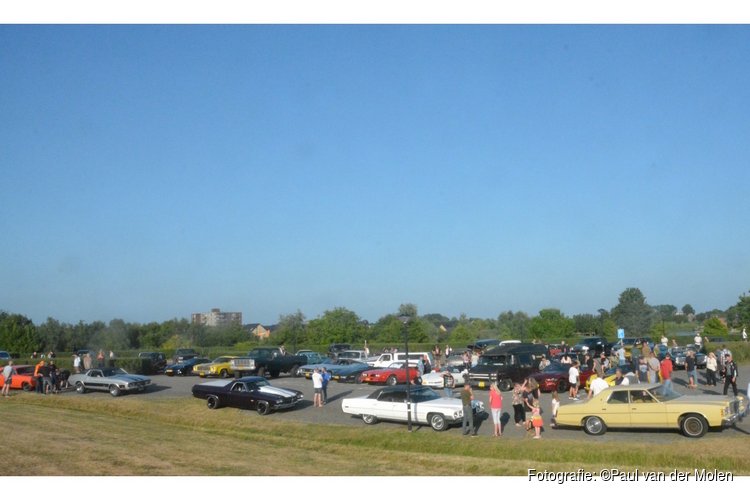 Autoliefhebbers treffen elkaar bij Strand van Luna tijdens Night Cruise Heerhugowaard