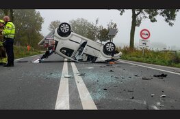 Drie gewonden en auto op de kop na ongeval in Noordbeemster