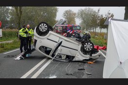 Drie gewonden en auto op de kop na ongeval in Noordbeemster