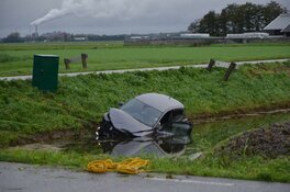 Twee auto&#39;s te water bij ongeval Oterleek
