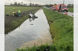 Twee auto&#39;s te water bij ongeval Oterleek
