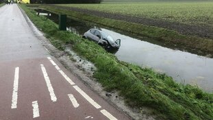 Twee auto&#39;s te water bij ongeval Oterleek