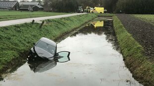 Twee auto&#39;s te water bij ongeval Oterleek