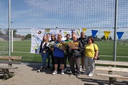 Clubheldin Afke Bleumers in bloemetjes gezet bij laatste wedstrijd als scheidsrechter